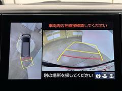 パノラミックビューモニターシステムが付いているので車の上から見た映像が確認できますよ。　一目で車両周辺の情報を確認できますが、直接安全をご確認下さい。 6