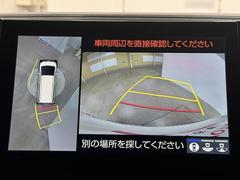 パノラミックビューモニターシステムが付いているので車の上から見た映像が確認できますよ。　一目で車両周辺の情報を確認できますが、直接安全をご確認下さい。 6