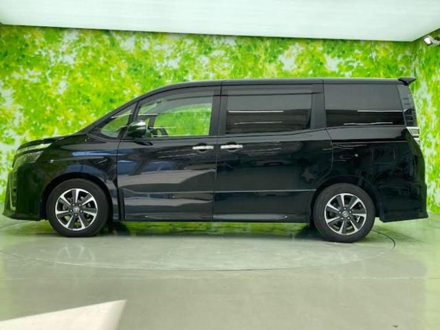 ヴォクシー ＺＳキラメキ２　新品タイヤ／保証書／社外　９インチ　ＳＤナビ／フリップダウンモニター　社外　１２．８インチ／トヨタセーフティセンス／両側電動スライドドア／車線逸脱防止支援システム／ヘッドランプ　ＬＥＤ　後席モニター（2枚目）