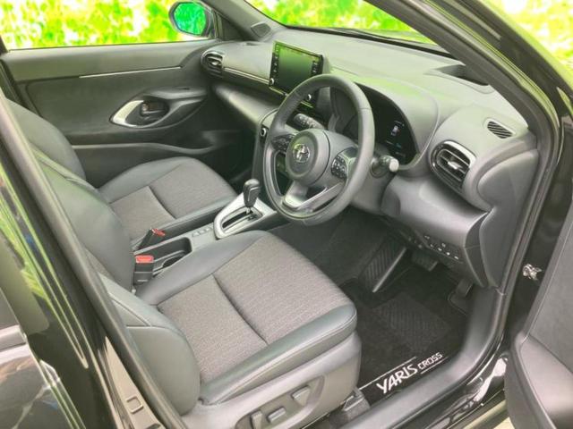 ヤリスクロス ハイブリッドＺ　ディスプレイオーディオ８インチ／トヨタセーフティセンス／シートヒーター　前席／パノラミックビューモニター／車線逸脱防止支援システム／シート　ハーフレザー／電動バックドア／ヘッドランプ　ＬＥＤ（4枚目）