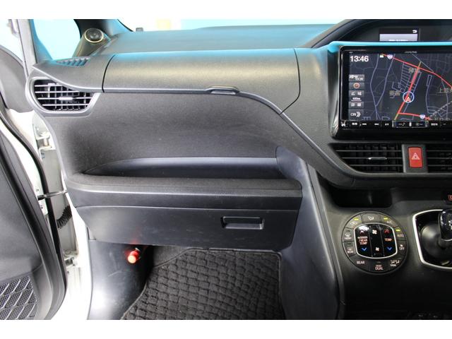ノア ハイブリッドＧ　モデリスタエアロ／ＡＬＰＩＮＥ製９インチナビ／セーフティセンスＣ／ＢＬＺＺＴ車高調／片側電動スライド／禁煙／バックカメラ／ＥＴＣ／オートクルーズコントロール／純正１５インチアルミ／シートヒーター／（60枚目）