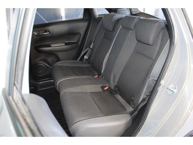 フィット ｅ：ＨＥＶ　ＲＳ　禁煙車／ホンダセンシング／純正９インチナビ／ハーフレザーシート／バックカメラ／ＥＮＫＥＩ１６インチホイール／クリアランスソナー／レーダークルーズコントロール／レーンキープアシスト／ＬＥＤヘッドライト（8枚目）