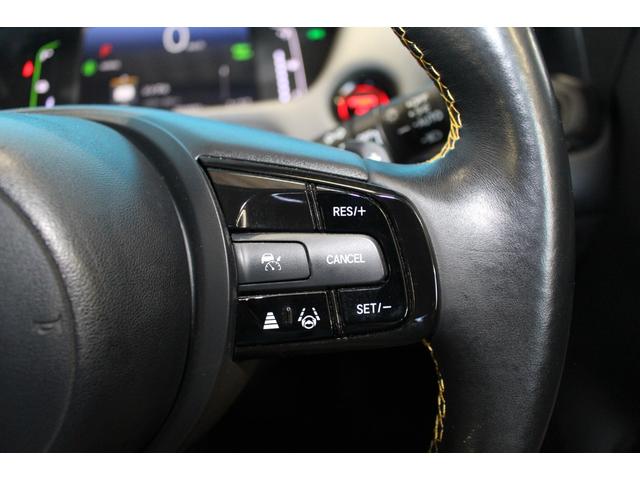 フィット ｅ：ＨＥＶ　ＲＳ　禁煙車／ホンダセンシング／純正９インチナビ／ハーフレザーシート／バックカメラ／ＥＮＫＥＩ１６インチホイール／クリアランスソナー／レーダークルーズコントロール／レーンキープアシスト／ＬＥＤヘッドライト（11枚目）