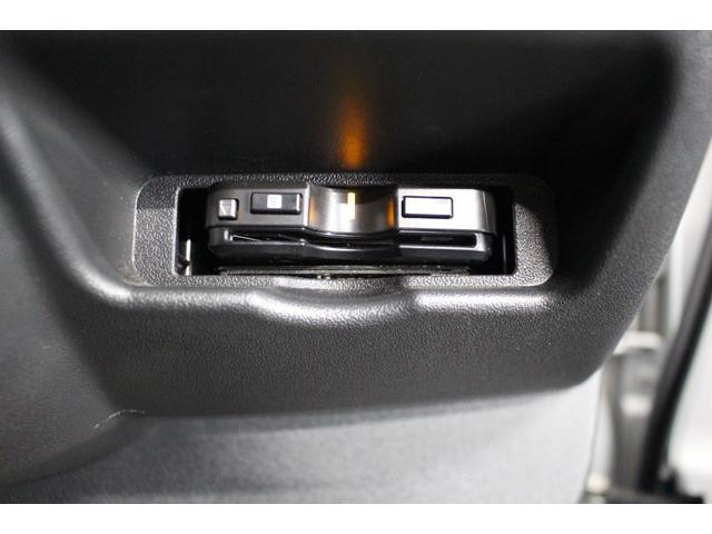 ハイエースワゴン GL 禁煙車/後期/4型/ベットキット付/後席モニター/LEDヘッドライト/社外16AW/レザー調シートカバー/オートライト/ウォークスルー/左パワースライドドア/スマートキー/バックカメラ/ブルートゥース(15枚目)