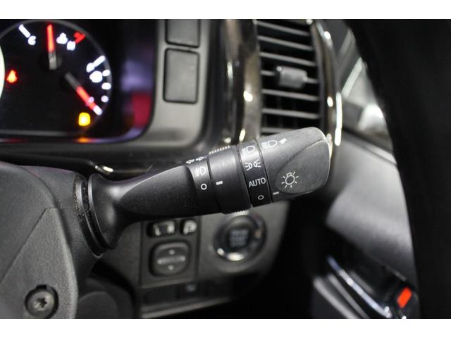 ハイエースワゴン GL 禁煙車/後期/4型/ベットキット付/後席モニター/LEDヘッドライト/社外16AW/レザー調シートカバー/オートライト/ウォークスルー/左パワースライドドア/スマートキー/バックカメラ/ブルートゥース(16枚目)