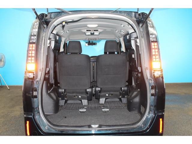 ヴォクシー ハイブリッドV 禁煙車/後席モニター/純正9インチナビ/バックカメラ/フルセグ/両側パワースライドドア/クルーズコントロール/シートヒーター/純正15AW/セーフティセンスC/ワイヤレス充電/ブルートゥース接続/(11枚目)