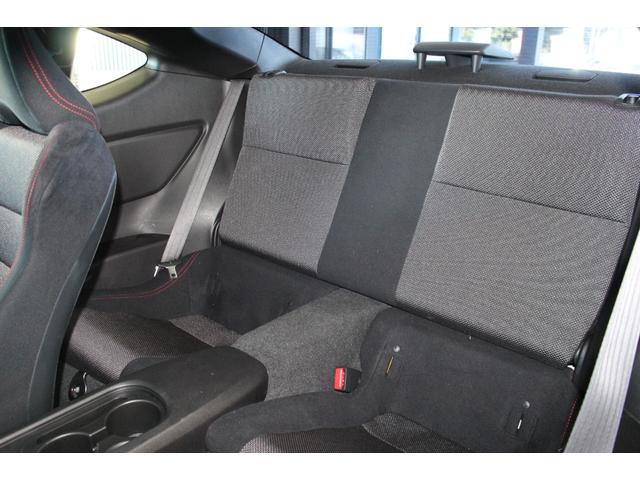 リアシートも大人が圧迫感や疲れを感じる事無くゆっくりと寛ぐ事が可能です。もちろん長時間のドライブもお楽しみ頂けます！ぜひ実際に座って確かめてみて下さい。