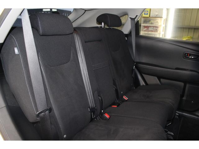 リアシートも大人が圧迫感や疲れを感じる事無くゆっくりと寛ぐ事が可能です。もちろん長時間のドライブもお楽しみ頂けます！ぜひ実際に座って確かめてみて下さい。