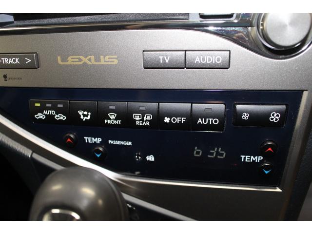 オートエアコン搭載車です。室内の空調管理も温度を設定するだけなのでとても便利な装備です。