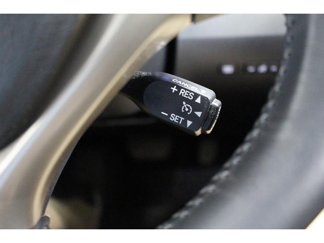 車が運転者が設定した速度一定に保ってくれる機能です。楽なので高速道路を長距離移動する際など役に立ちます！うっかり速度オーバーや上り坂で知らず知らずの内に速度が下がってたなんてことも無くなりますよ！