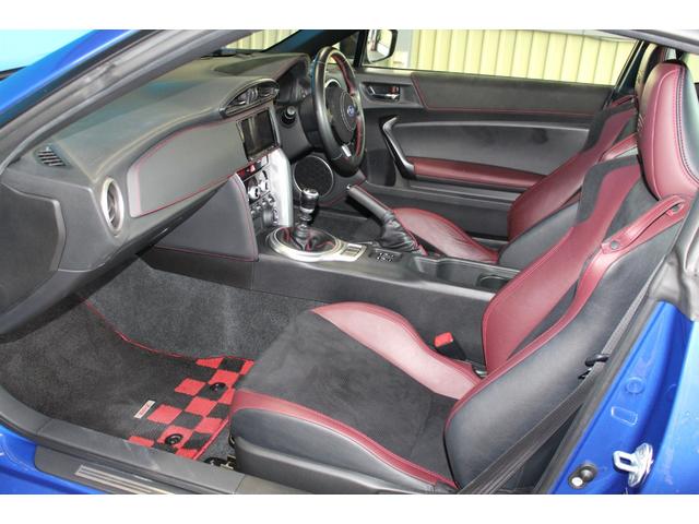 【ハーフレザーシート】しわや擦れも少なく革の状態が非常に良いお車です！ご不明点やご来店のお際は是非お電話でご連絡下さい！