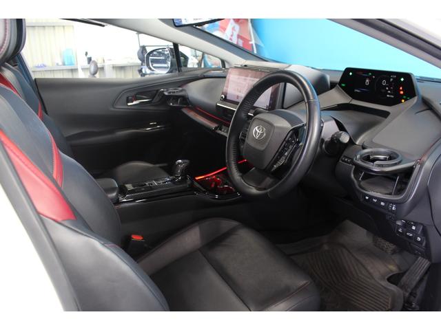 プリウス Ｚ　クールレーシングエアロ／全周囲カメラ／１２．３インチデヒスプレイ／デジタルインナーミラー／レッドイルミネーション／スぺアタイヤ／電動式ゲート／パワーシート／シートヒーター／ＬＥＤヘッドライト／フルセグ（7枚目）