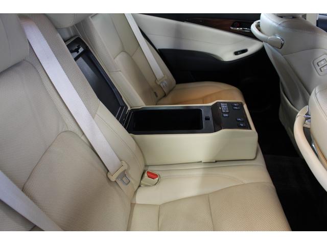 クラウンハイブリッド ロイヤルサルーンG レザーシートパッケージ/クルーズコントロール/オートマチックハイビーム/オートライト/純正17AW/革シート/シートヒーター/シートエアコン/パワーシート/バックカメラ/ブルートゥース/フルセグ(8枚目)