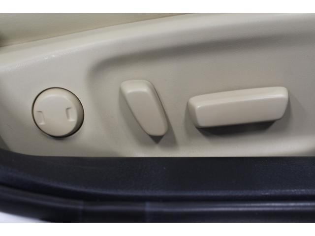 クラウンハイブリッド ロイヤルサルーンG レザーシートパッケージ/クルーズコントロール/オートマチックハイビーム/オートライト/純正17AW/革シート/シートヒーター/シートエアコン/パワーシート/バックカメラ/ブルートゥース/フルセグ(13枚目)