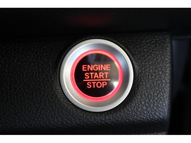 付いてて便利！とても人気の高い装備のスマートキーシステム。　キーを携帯しているだけで、ドアロックの開閉並びにエンジンの始動が可能な装備です。プッシュスタートですのでエンジンの始動もボタンを押すだけです