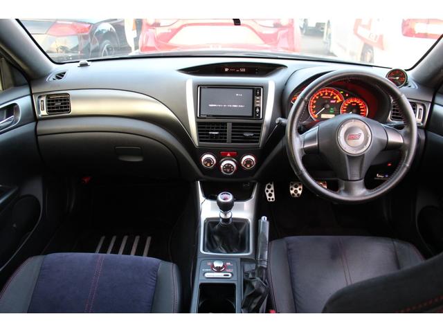 インプレッサ WRX STi 禁煙車/6速MT車/RECARO製バケットシート/大型リアスポイラー/STRADA製7インチナビ/STI18インチアルミホイール/4WD/ターボ/HIDヘッドライト/プッシュスタート/ETC/(6枚目)