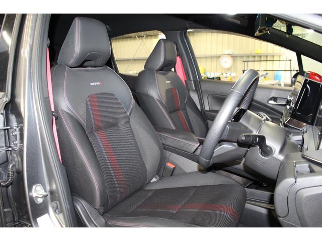 オーラ ニスモ　禁煙／２トーンカラー／寒冷地仕様／全方位モニター付きナビ／プロパイロット／ブラインドスポットモニター／誤発進抑制装置／デジタルインナーミラー／ステアリングヒーター／シートヒーター／置くだけ充電／ＥＴＣ（8枚目）