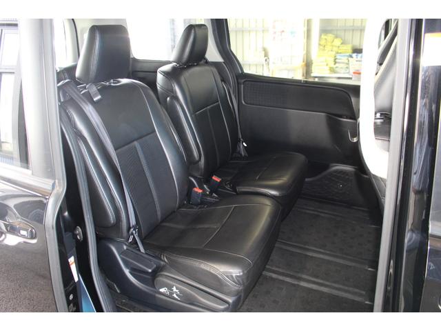 ヴォクシー ハイブリッドＶ　禁煙車／７人乘り／ＡＬＰＩＮＥ１０インチナビ／バックカメラ／フルセグ／両側パワースライドドア／クルーズコントロール／シートヒーター／プッシュスタート／ＬＥＤヘッドライト／ブルートゥース接続／ＥＴＣ／（8枚目）