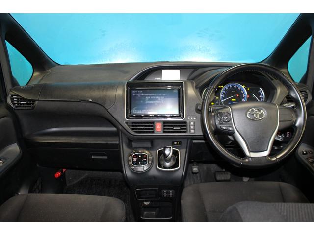 ヴォクシー ハイブリッドＶ　禁煙車／後席モニター／ウォークスルー／純正９インチナビ／バックカメラ／フルセグ／両側パワースライドドア／クルーズコントロール／シートヒーター／純正１５ＡＷ／ワイヤレス充電／ブルートゥース接続／ＥＴＣ（7枚目）