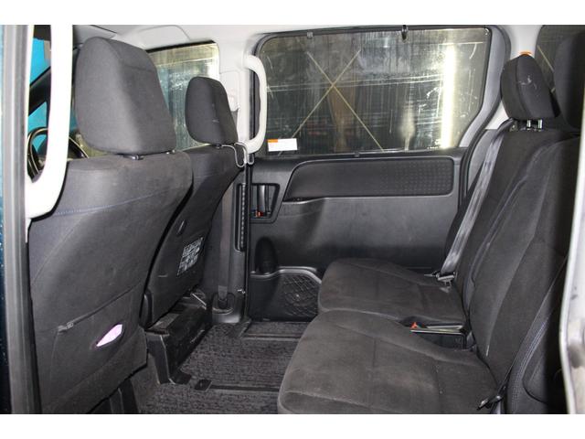 ヴォクシー ハイブリッドＶ　禁煙車／後席モニター／ウォークスルー／純正９インチナビ／バックカメラ／フルセグ／両側パワースライドドア／クルーズコントロール／シートヒーター／純正１５ＡＷ／ワイヤレス充電／ブルートゥース接続／ＥＴＣ（9枚目）