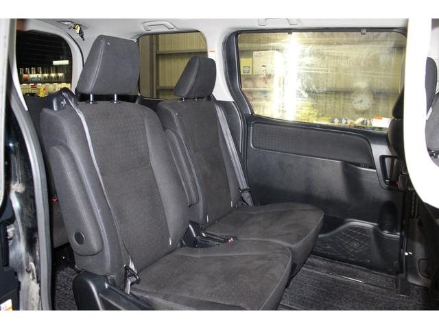 ヴォクシー ハイブリッドＶ　禁煙車／後席モニター／ウォークスルー／純正９インチナビ／バックカメラ／フルセグ／両側パワースライドドア／クルーズコントロール／シートヒーター／純正１５ＡＷ／ワイヤレス充電／ブルートゥース接続／ＥＴＣ（10枚目）