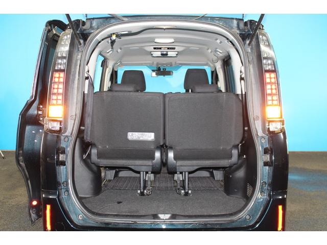 ヴォクシー ハイブリッドＶ　禁煙車／後席モニター／ウォークスルー／純正９インチナビ／バックカメラ／フルセグ／両側パワースライドドア／クルーズコントロール／シートヒーター／純正１５ＡＷ／ワイヤレス充電／ブルートゥース接続／ＥＴＣ（11枚目）