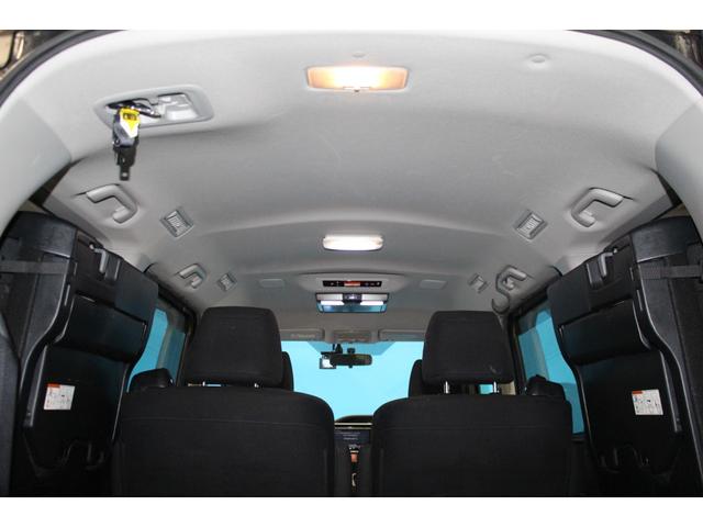 ヴォクシー ハイブリッドＶ　禁煙車／後席モニター／ウォークスルー／純正９インチナビ／バックカメラ／フルセグ／両側パワースライドドア／クルーズコントロール／シートヒーター／純正１５ＡＷ／ワイヤレス充電／ブルートゥース接続／ＥＴＣ（12枚目）