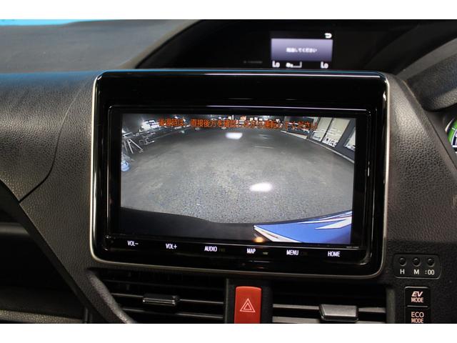 ヴォクシー ハイブリッドＶ　禁煙車／後席モニター／ウォークスルー／純正９インチナビ／バックカメラ／フルセグ／両側パワースライドドア／クルーズコントロール／シートヒーター／純正１５ＡＷ／ワイヤレス充電／ブルートゥース接続／ＥＴＣ（16枚目）