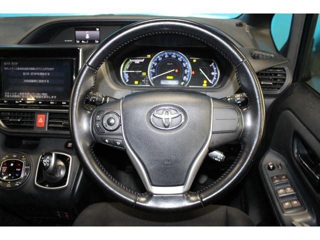 ヴォクシー ハイブリッドＶ　禁煙車／後席モニター／ウォークスルー／純正９インチナビ／バックカメラ／フルセグ／両側パワースライドドア／クルーズコントロール／シートヒーター／純正１５ＡＷ／ワイヤレス充電／ブルートゥース接続／ＥＴＣ（17枚目）