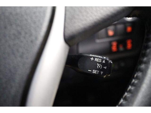 ヴォクシー ハイブリッドＶ　禁煙車／後席モニター／ウォークスルー／純正９インチナビ／バックカメラ／フルセグ／両側パワースライドドア／クルーズコントロール／シートヒーター／純正１５ＡＷ／ワイヤレス充電／ブルートゥース接続／ＥＴＣ（19枚目）