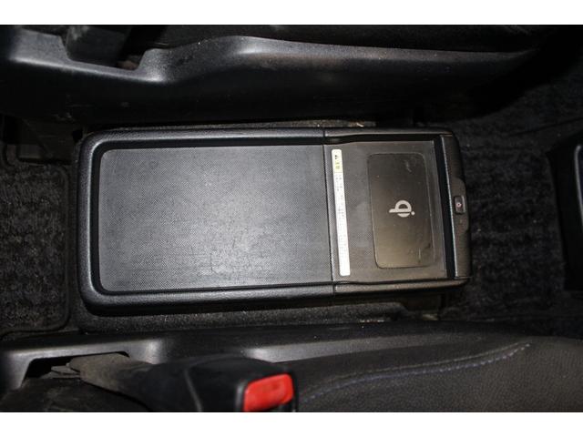 ヴォクシー ハイブリッドＶ　禁煙車／後席モニター／ウォークスルー／純正９インチナビ／バックカメラ／フルセグ／両側パワースライドドア／クルーズコントロール／シートヒーター／純正１５ＡＷ／ワイヤレス充電／ブルートゥース接続／ＥＴＣ（20枚目）