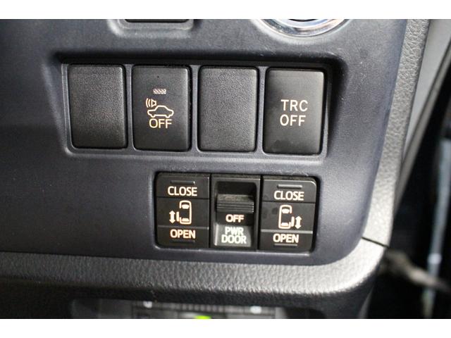 ヴォクシー ハイブリッドＶ　禁煙車／後席モニター／ウォークスルー／純正９インチナビ／バックカメラ／フルセグ／両側パワースライドドア／クルーズコントロール／シートヒーター／純正１５ＡＷ／ワイヤレス充電／ブルートゥース接続／ＥＴＣ（23枚目）