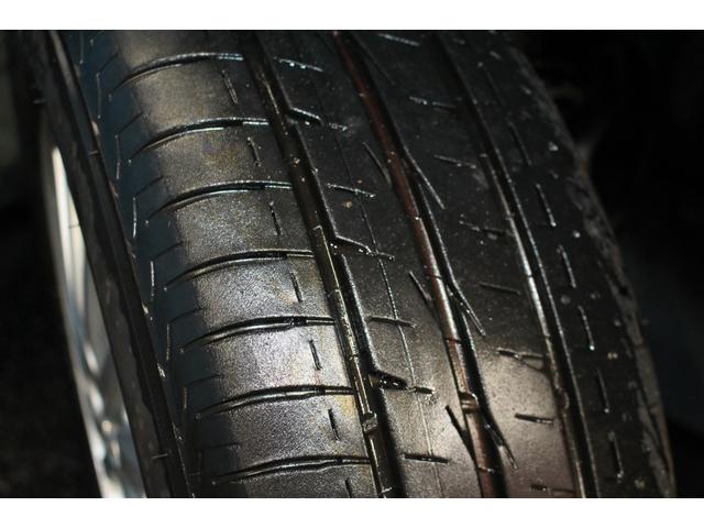 ヴォクシー ハイブリッドＶ　禁煙車／後席モニター／ウォークスルー／純正９インチナビ／バックカメラ／フルセグ／両側パワースライドドア／クルーズコントロール／シートヒーター／純正１５ＡＷ／ワイヤレス充電／ブルートゥース接続／ＥＴＣ（26枚目）