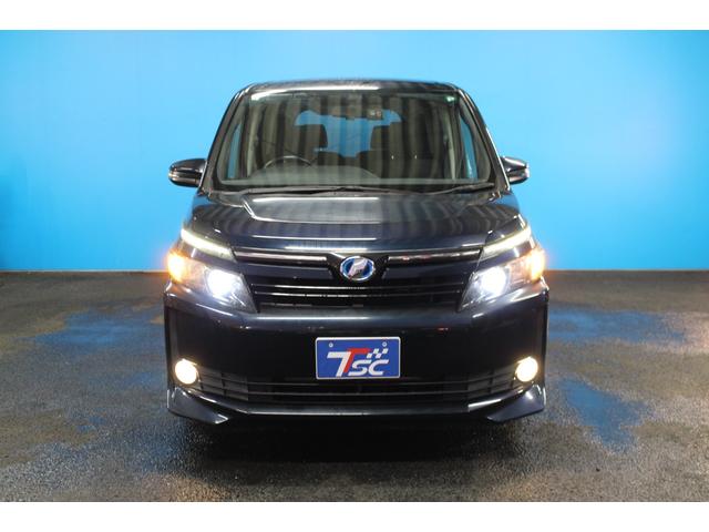 ヴォクシー ハイブリッドＶ　禁煙車／後席モニター／ウォークスルー／純正９インチナビ／バックカメラ／フルセグ／両側パワースライドドア／クルーズコントロール／シートヒーター／純正１５ＡＷ／ワイヤレス充電／ブルートゥース接続／ＥＴＣ（28枚目）