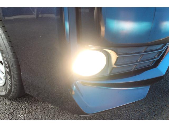 ヴォクシー ハイブリッドＶ　禁煙車／後席モニター／ウォークスルー／純正９インチナビ／バックカメラ／フルセグ／両側パワースライドドア／クルーズコントロール／シートヒーター／純正１５ＡＷ／ワイヤレス充電／ブルートゥース接続／ＥＴＣ（30枚目）