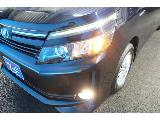 ヴォクシー ハイブリッドＶ　禁煙車／後席モニター／ウォークスルー／純正９インチナビ／バックカメラ／フルセグ／両側パワースライドドア／クルーズコントロール／シートヒーター／純正１５ＡＷ／ワイヤレス充電／ブルートゥース接続／ＥＴＣ（32枚目）