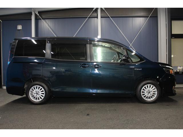 ヴォクシー ハイブリッドＶ　禁煙車／後席モニター／ウォークスルー／純正９インチナビ／バックカメラ／フルセグ／両側パワースライドドア／クルーズコントロール／シートヒーター／純正１５ＡＷ／ワイヤレス充電／ブルートゥース接続／ＥＴＣ（38枚目）