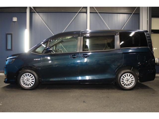 ヴォクシー ハイブリッドＶ　禁煙車／後席モニター／ウォークスルー／純正９インチナビ／バックカメラ／フルセグ／両側パワースライドドア／クルーズコントロール／シートヒーター／純正１５ＡＷ／ワイヤレス充電／ブルートゥース接続／ＥＴＣ（39枚目）