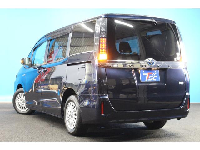 ヴォクシー ハイブリッドＶ　禁煙車／後席モニター／ウォークスルー／純正９インチナビ／バックカメラ／フルセグ／両側パワースライドドア／クルーズコントロール／シートヒーター／純正１５ＡＷ／ワイヤレス充電／ブルートゥース接続／ＥＴＣ（40枚目）