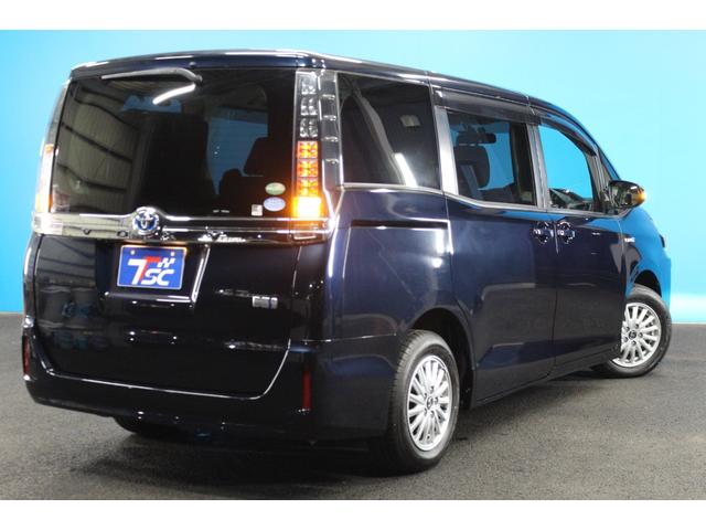 ヴォクシー ハイブリッドＶ　禁煙車／後席モニター／ウォークスルー／純正９インチナビ／バックカメラ／フルセグ／両側パワースライドドア／クルーズコントロール／シートヒーター／純正１５ＡＷ／ワイヤレス充電／ブルートゥース接続／ＥＴＣ（42枚目）