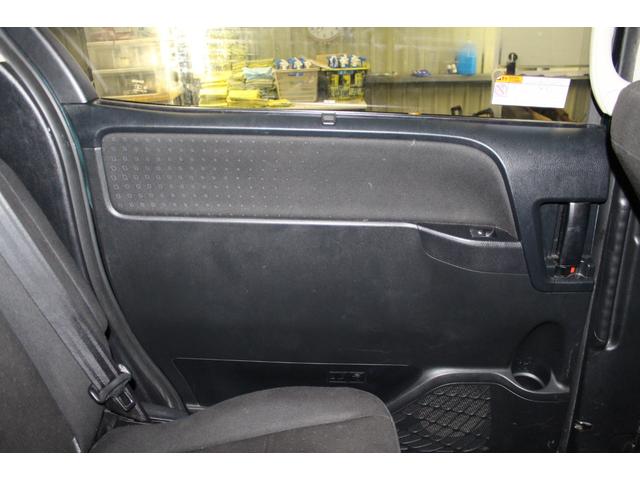 ヴォクシー ハイブリッドＶ　禁煙車／後席モニター／ウォークスルー／純正９インチナビ／バックカメラ／フルセグ／両側パワースライドドア／クルーズコントロール／シートヒーター／純正１５ＡＷ／ワイヤレス充電／ブルートゥース接続／ＥＴＣ（50枚目）