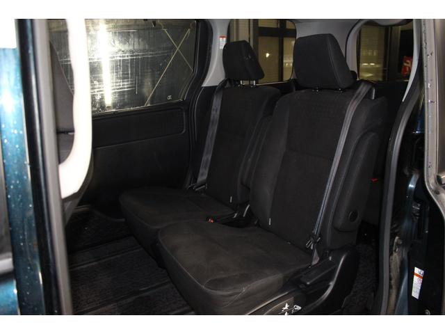 ヴォクシー ハイブリッドＶ　禁煙車／後席モニター／ウォークスルー／純正９インチナビ／バックカメラ／フルセグ／両側パワースライドドア／クルーズコントロール／シートヒーター／純正１５ＡＷ／ワイヤレス充電／ブルートゥース接続／ＥＴＣ（51枚目）