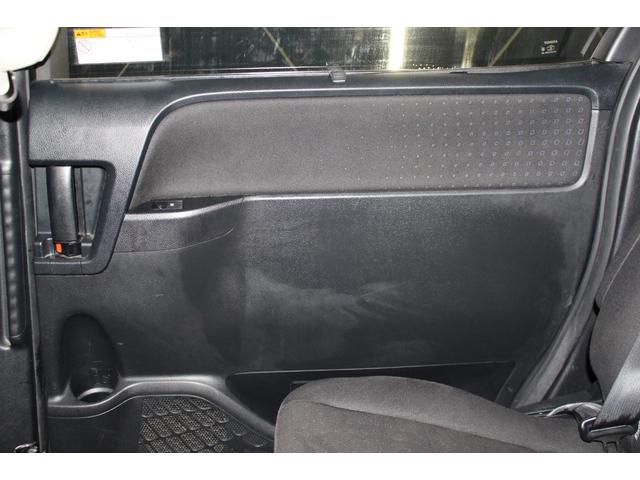 ヴォクシー ハイブリッドＶ　禁煙車／後席モニター／ウォークスルー／純正９インチナビ／バックカメラ／フルセグ／両側パワースライドドア／クルーズコントロール／シートヒーター／純正１５ＡＷ／ワイヤレス充電／ブルートゥース接続／ＥＴＣ（52枚目）