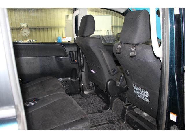 ヴォクシー ハイブリッドＶ　禁煙車／後席モニター／ウォークスルー／純正９インチナビ／バックカメラ／フルセグ／両側パワースライドドア／クルーズコントロール／シートヒーター／純正１５ＡＷ／ワイヤレス充電／ブルートゥース接続／ＥＴＣ（54枚目）