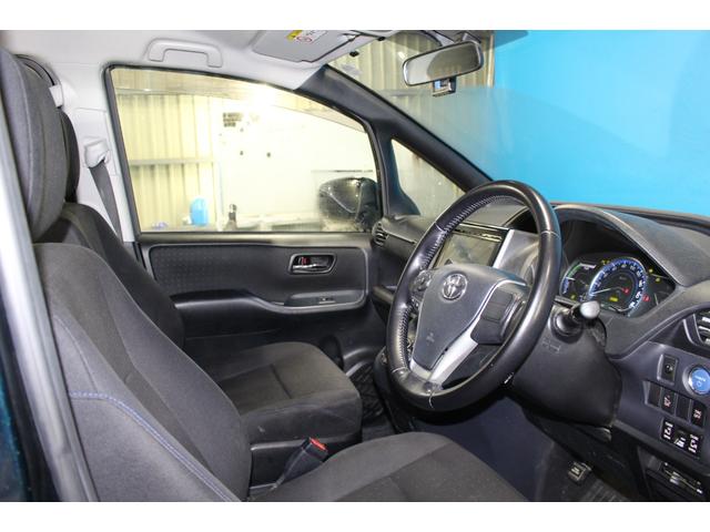 ヴォクシー ハイブリッドＶ　禁煙車／後席モニター／ウォークスルー／純正９インチナビ／バックカメラ／フルセグ／両側パワースライドドア／クルーズコントロール／シートヒーター／純正１５ＡＷ／ワイヤレス充電／ブルートゥース接続／ＥＴＣ（56枚目）