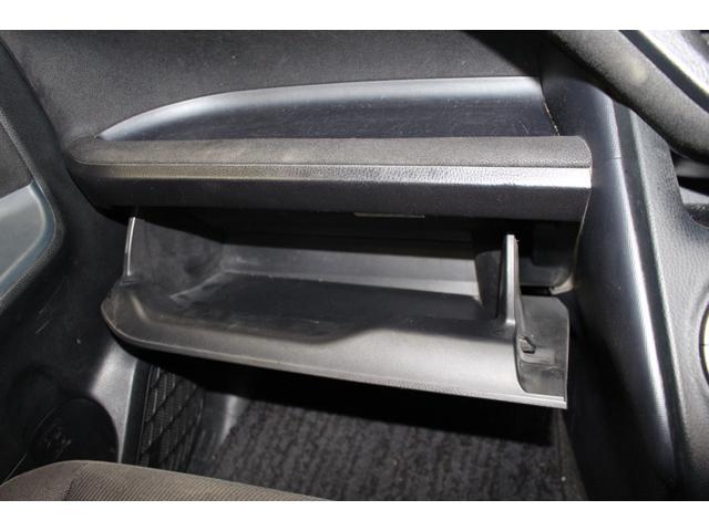 ヴォクシー ハイブリッドＶ　禁煙車／後席モニター／ウォークスルー／純正９インチナビ／バックカメラ／フルセグ／両側パワースライドドア／クルーズコントロール／シートヒーター／純正１５ＡＷ／ワイヤレス充電／ブルートゥース接続／ＥＴＣ（58枚目）