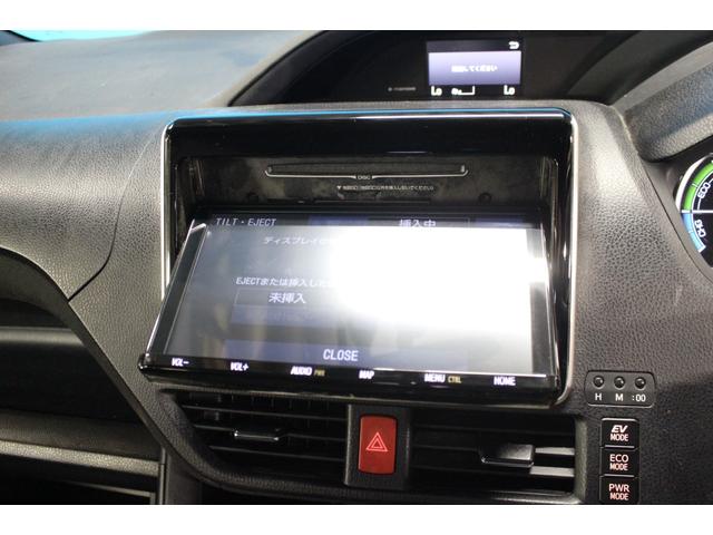 ヴォクシー ハイブリッドＶ　禁煙車／後席モニター／ウォークスルー／純正９インチナビ／バックカメラ／フルセグ／両側パワースライドドア／クルーズコントロール／シートヒーター／純正１５ＡＷ／ワイヤレス充電／ブルートゥース接続／ＥＴＣ（59枚目）