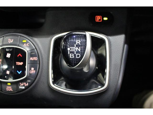 ヴォクシー ハイブリッドＶ　禁煙車／後席モニター／ウォークスルー／純正９インチナビ／バックカメラ／フルセグ／両側パワースライドドア／クルーズコントロール／シートヒーター／純正１５ＡＷ／ワイヤレス充電／ブルートゥース接続／ＥＴＣ（61枚目）