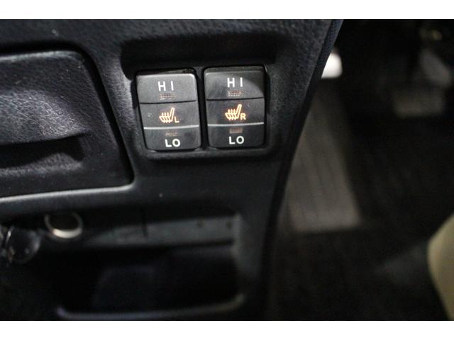 ヴォクシー ハイブリッドＶ　禁煙車／後席モニター／ウォークスルー／純正９インチナビ／バックカメラ／フルセグ／両側パワースライドドア／クルーズコントロール／シートヒーター／純正１５ＡＷ／ワイヤレス充電／ブルートゥース接続／ＥＴＣ（63枚目）