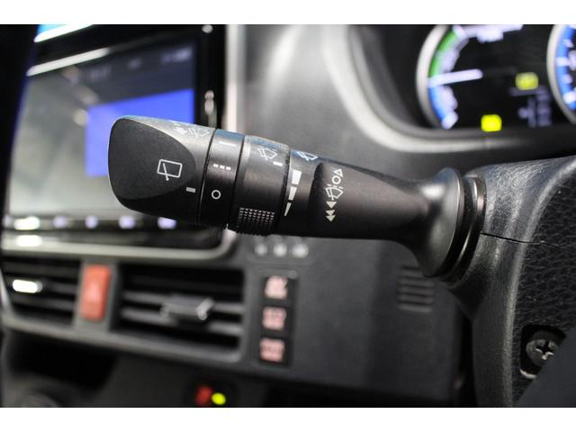 ヴォクシー ハイブリッドＶ　禁煙車／後席モニター／ウォークスルー／純正９インチナビ／バックカメラ／フルセグ／両側パワースライドドア／クルーズコントロール／シートヒーター／純正１５ＡＷ／ワイヤレス充電／ブルートゥース接続／ＥＴＣ（65枚目）